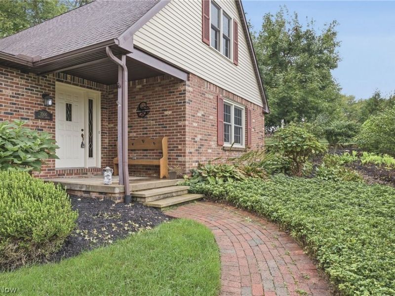 2500 Treetop Circle NE, Canton, OH 44705 Photo 3