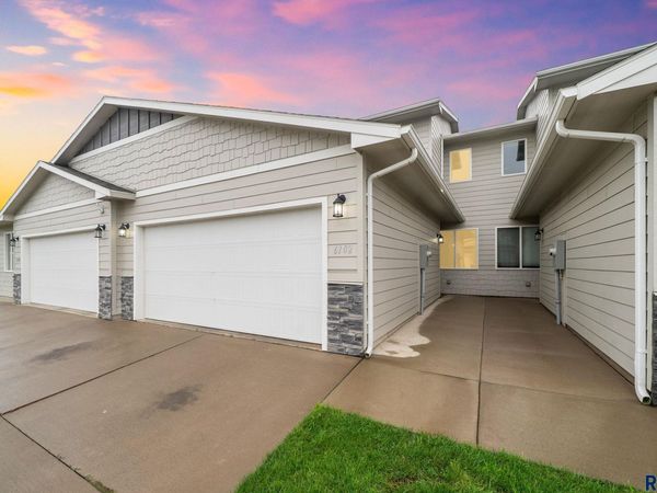 6102 S Alki Pl, Sioux Falls, SD 57108
