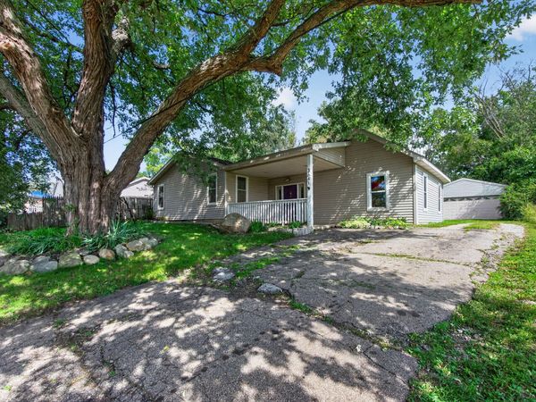 3641 Saint Luke Drive, Jackson, MI 49201