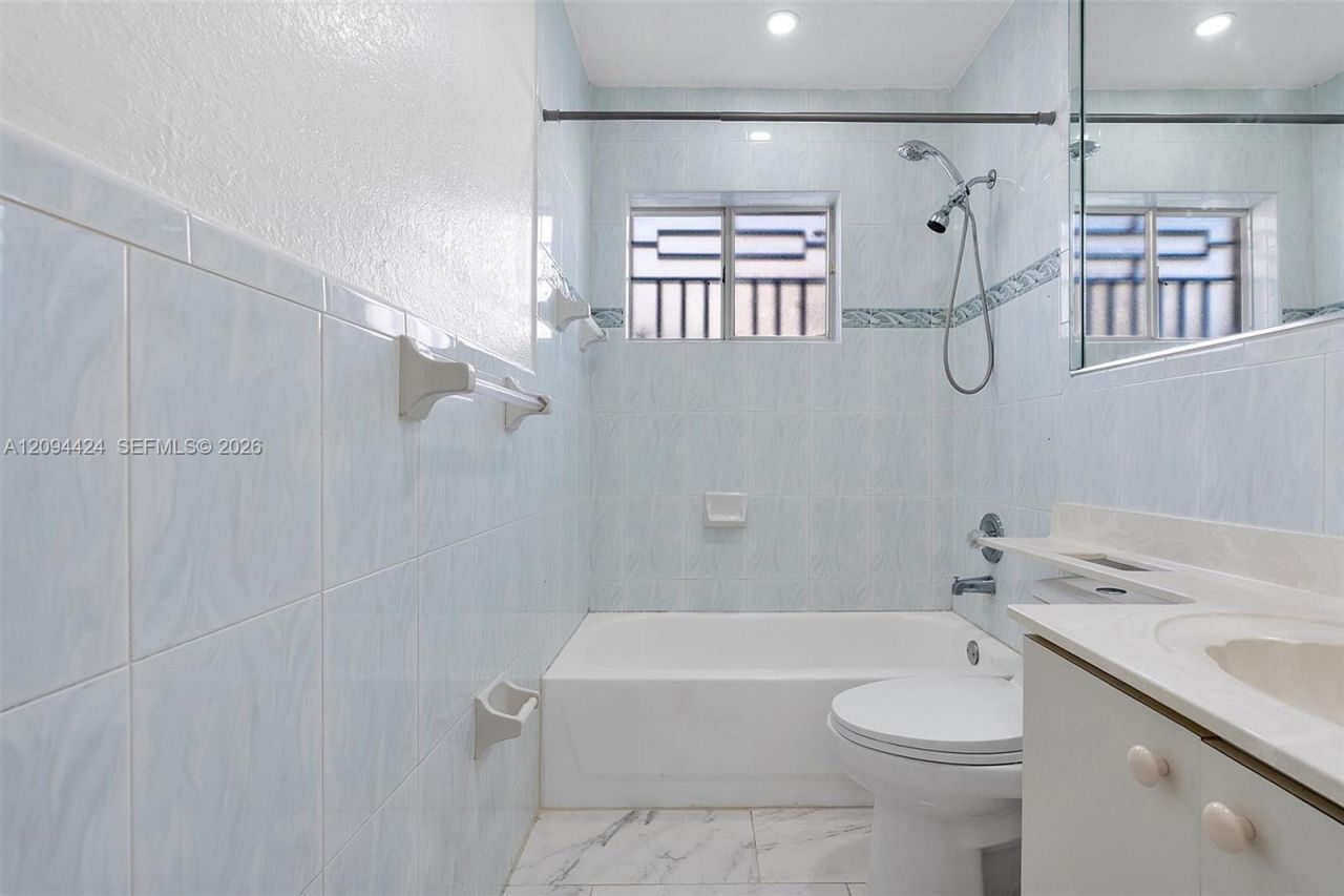 10124 NW 127th Ter, Hialeah Gardens, FL 33018 Photo