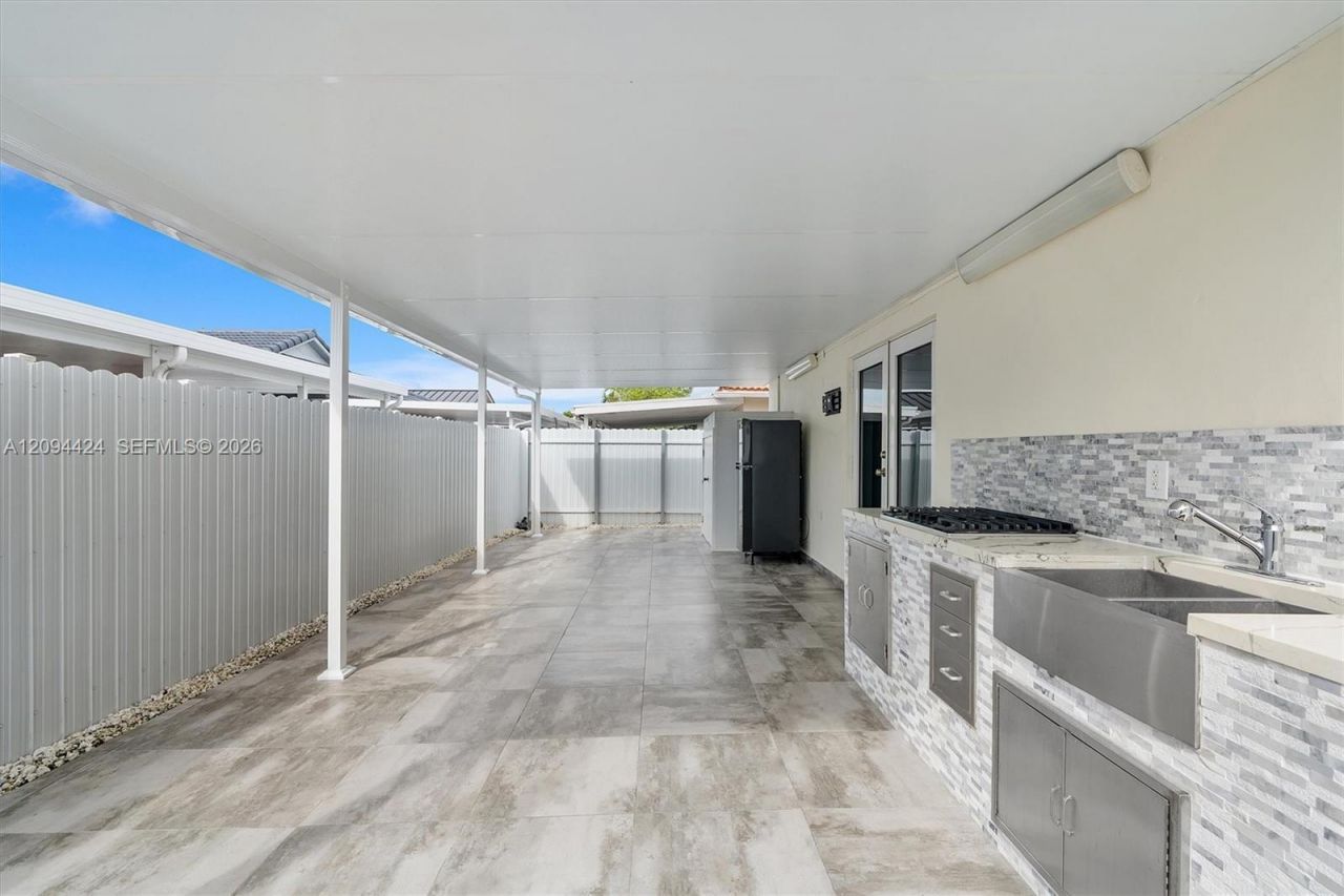 10124 NW 127th Ter, Hialeah Gardens, FL 33018 Photo