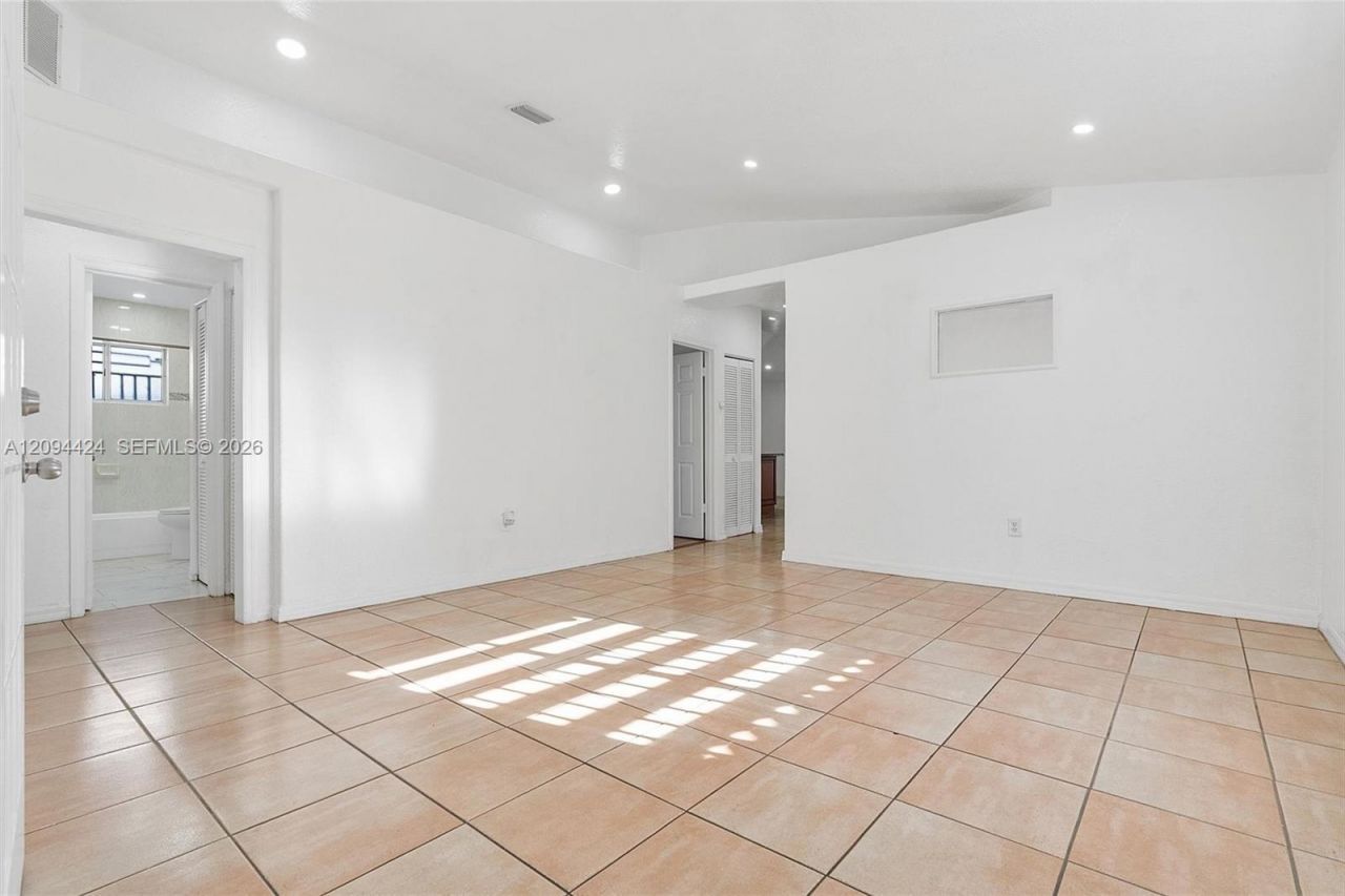 10124 NW 127th Ter, Hialeah Gardens, FL 33018 Photo