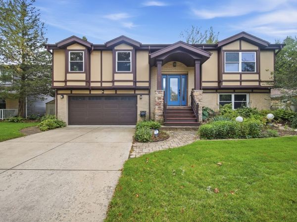 135 W King Arthur Court , Palatine, IL 60067