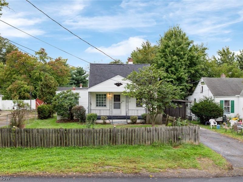 3213 Regent Avenue NE, Canton, OH 44705 Photo 2
