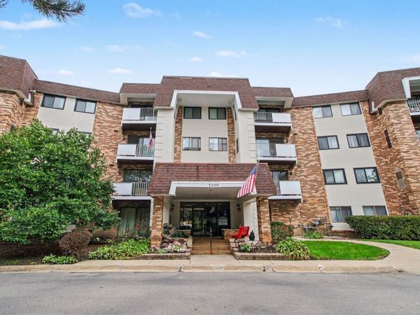 3300 N Carriageway Drive , Unit 216, Arlington Heights, IL 60004