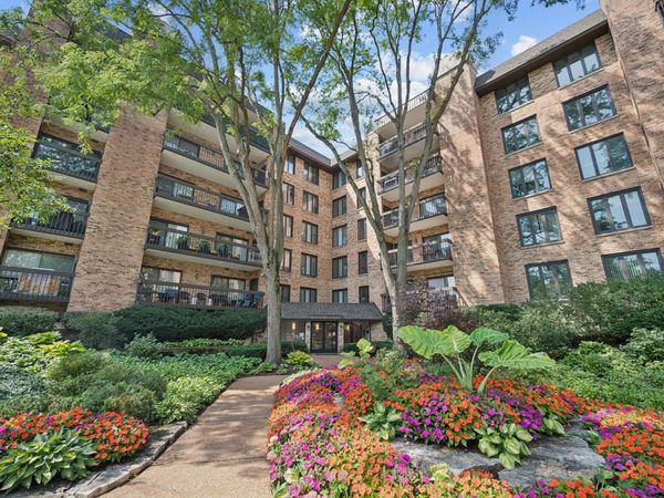 1740 Mission Hills Road, Unit 303, Northbrook, IL 60062
