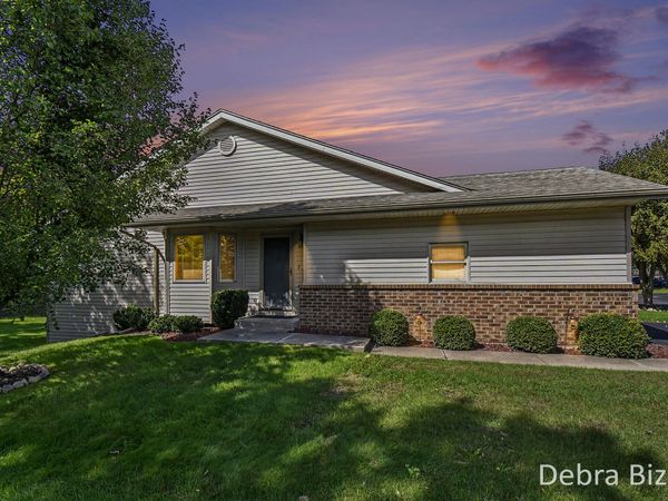 1011 Country Gardens NW, Grand Rapids, MI 49534