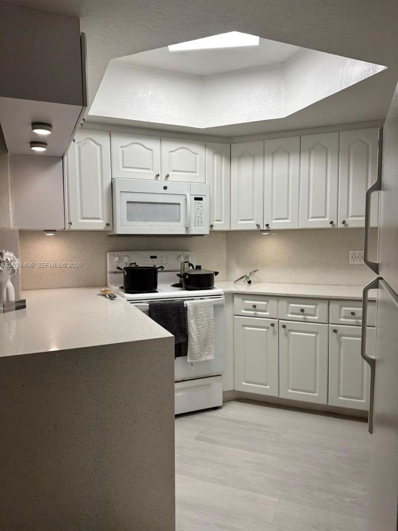 8323 Lake Dr , Unit 102, Doral, FL 33166 Photo