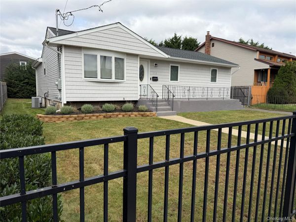 218 E Alhambra Avenue , Lindenhurst, NY 11757