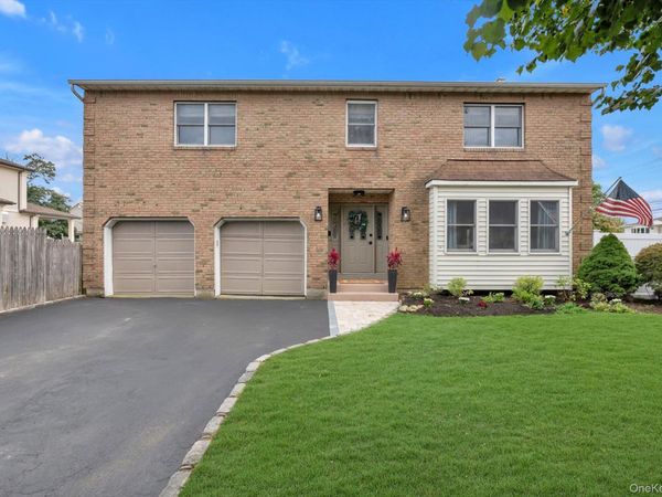 2084 Manfield Avenue, Merrick, NY 11566