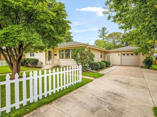 611 E 6th Street, Belvidere, IL 61008