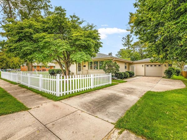 611 E 6th Street , Belvidere, IL 61008
