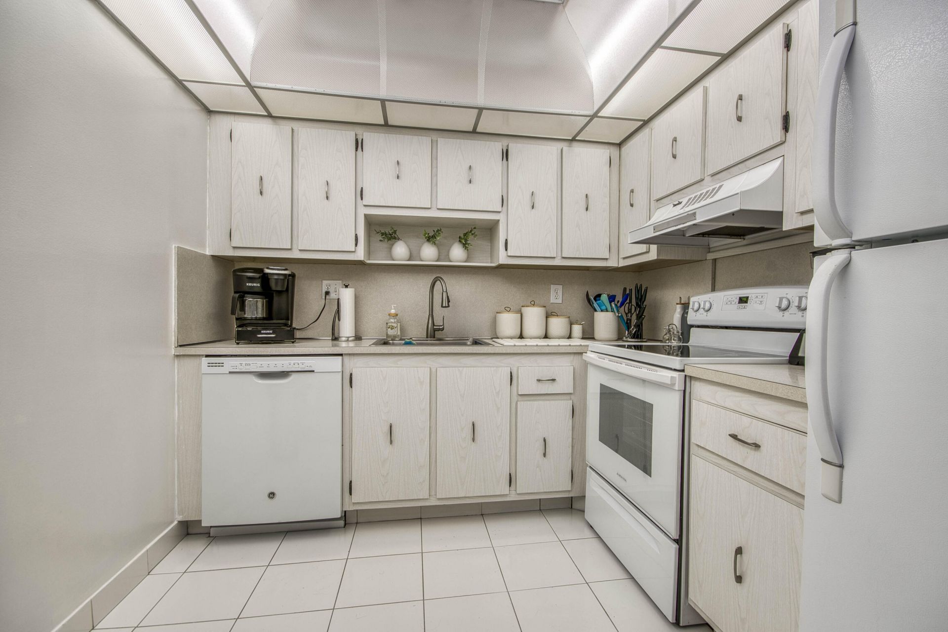 600 Three Islands Boulevard, Unit 1010, Hallandale Beach, FL 33009 Photo
