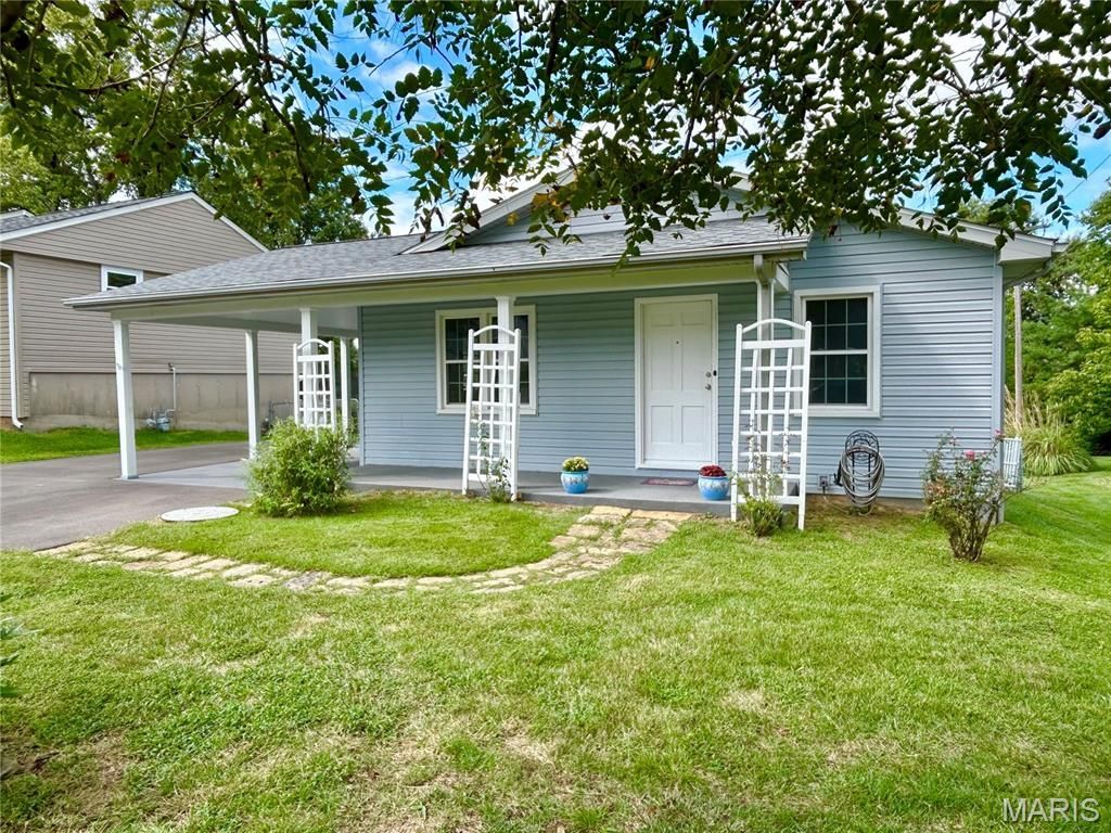 513 N Moore Street , Waterloo, IL 62298 Main Photo