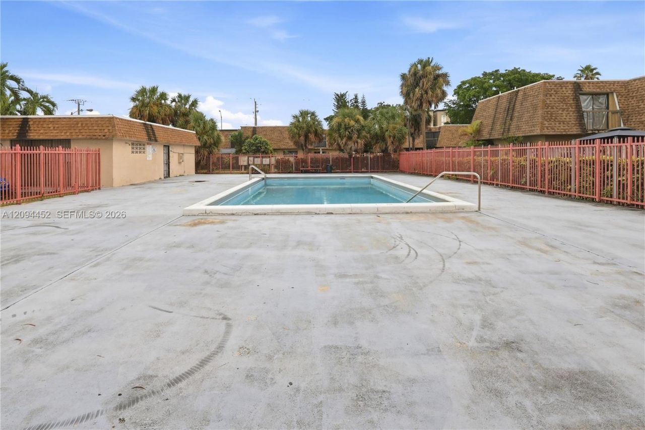 2655 W 67th Pl, Unit 14-13, Hialeah, FL 33016 Photo