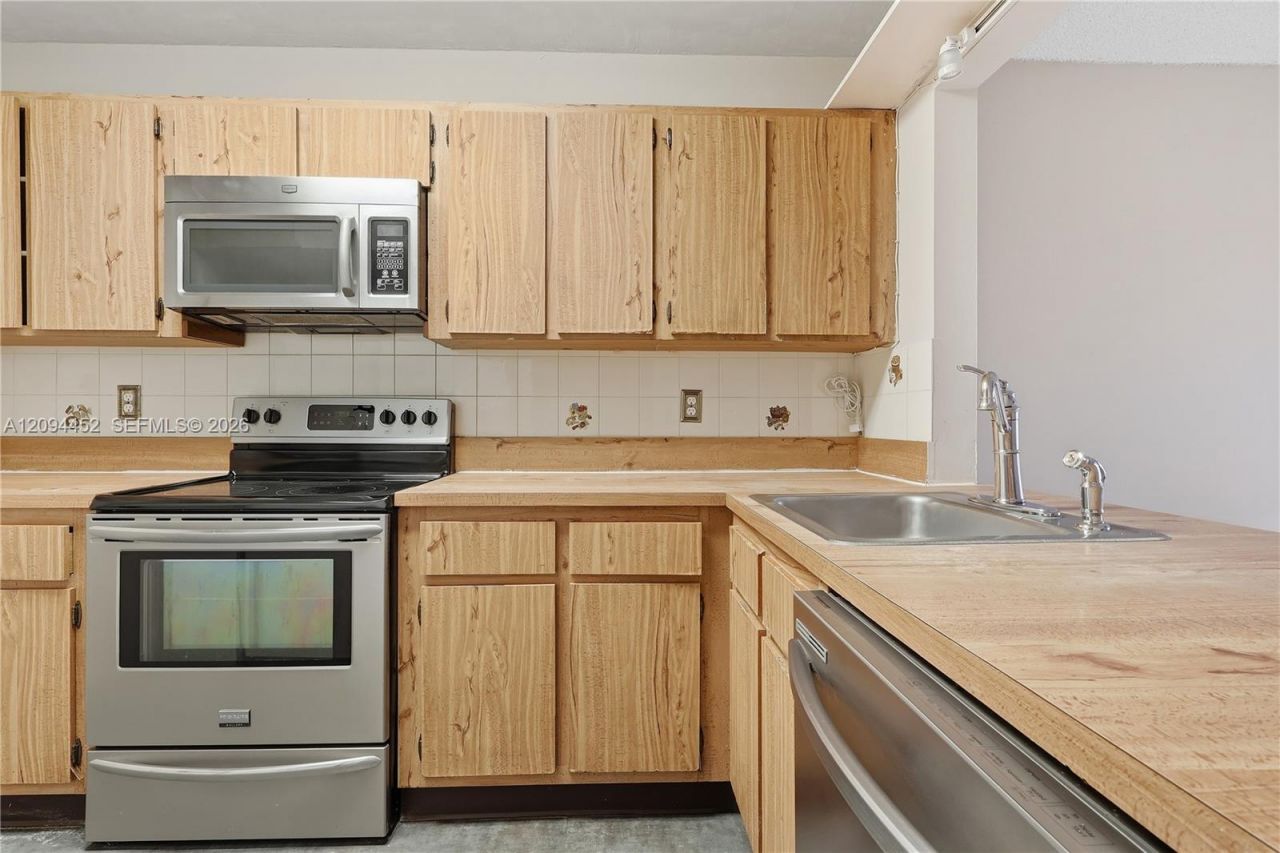 2655 W 67th Pl, Unit 14-13, Hialeah, FL 33016 Photo