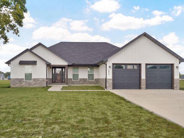 1053 W Thoroughfare Street , Seymour, MO 65746
