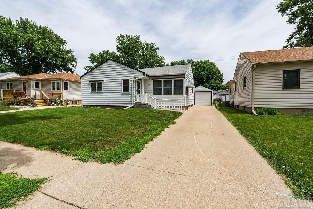 2816 S Coral, Sioux City, IA 51106 Main Photo