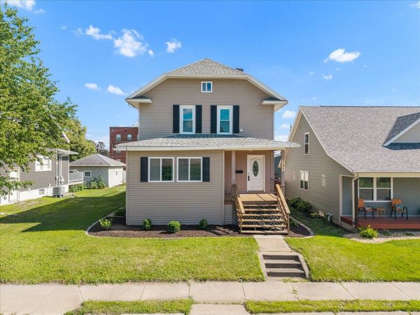 737 Grant Street , Bettendorf, IA 52722