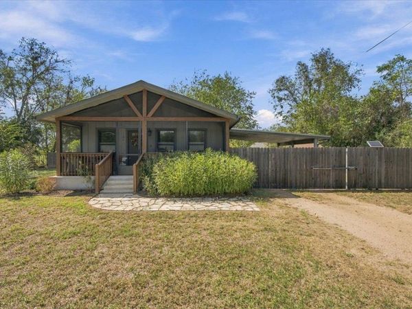 706 Jones ST, Smithville, TX 78957