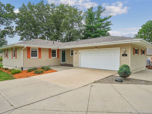 45 N. Mentzer Road , Robins, IA 52328