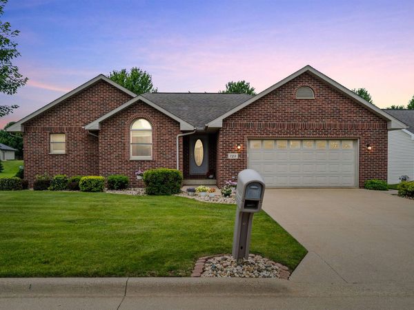 729 Walnut Ridge, Peosta, IA 52068