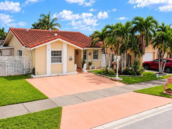 2421 SW 142nd Pl , Miami, FL 33175