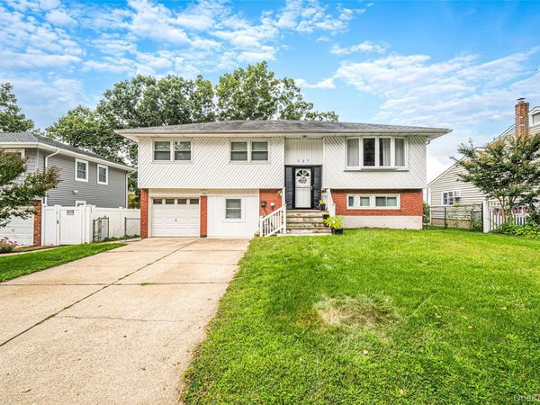 127 Iceland Drive , Huntington Station, NY 11746