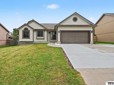 705 Eagle View Drive, Papillion, NE 68133