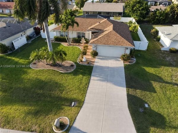 1825 SE 12th Ter , Cape Coral, FL 33990