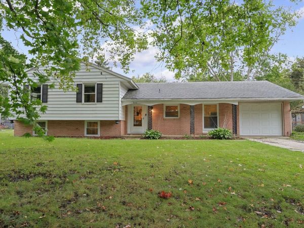 905 Stratford Drive, Champaign, IL 61821