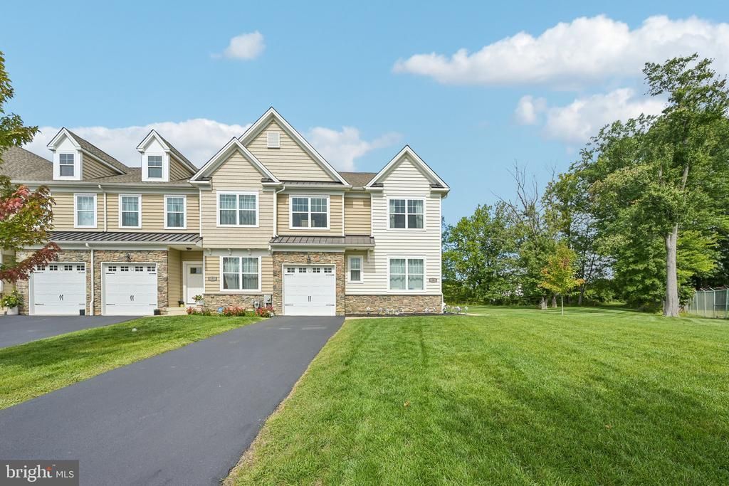 8 ELLA CIRCLE, HUNTINGDON VALLEY, PA 19006