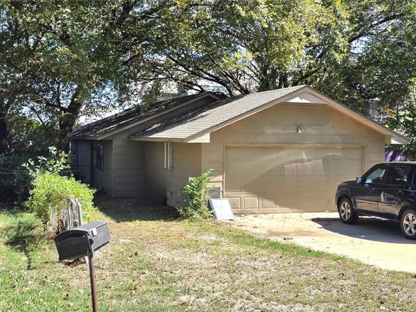 416 N Moore Avenue , Claremore, OK 74017