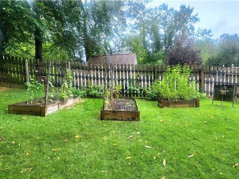 935 Chelsea Drive , Dover, OH 44622 Photo 9