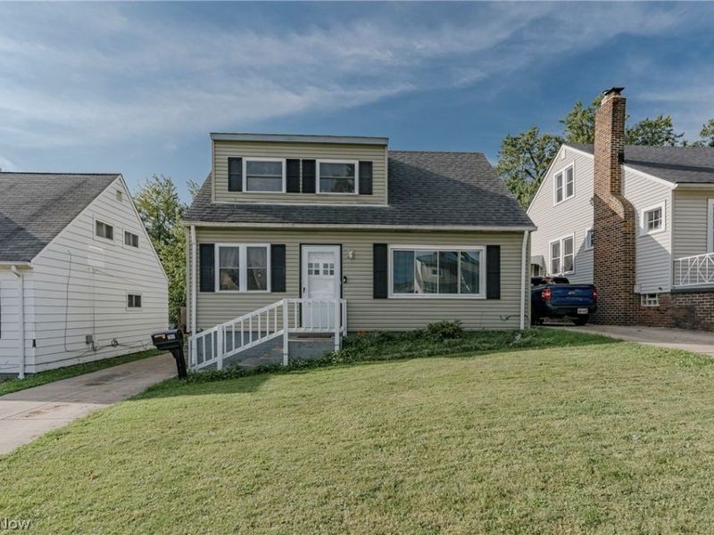 7611 Newport Avenue, Parma, OH 44129 Photo 2