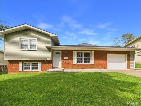 1304 1st St, Scott City, MO 63780