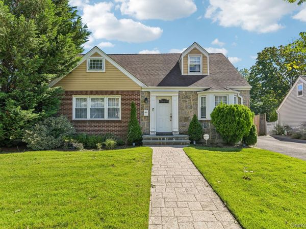 666 Lakeview Avenue , Rockville Centre, NY 11570