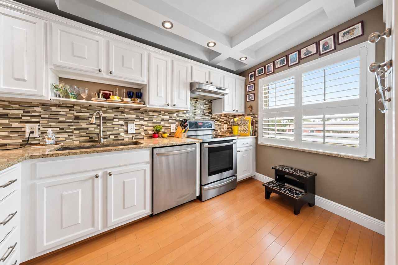 155 Yacht Club Drive, Unit 207, North Palm Beach, FL 33408 Photo