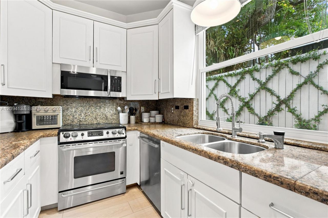 3141 Peachy St, Unit 12, Miami, FL 33133 Photo