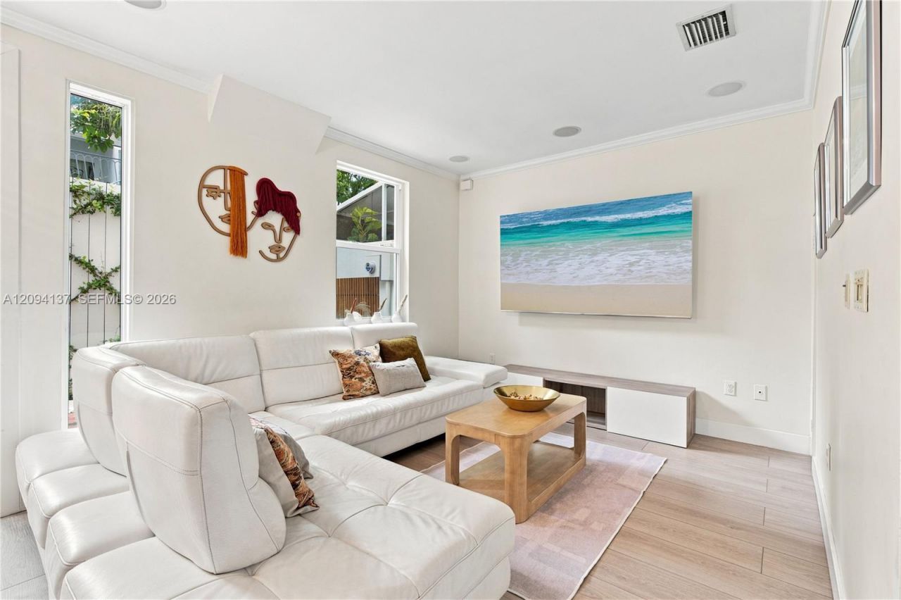 3141 Peachy St, Unit 12, Miami, FL 33133 Photo
