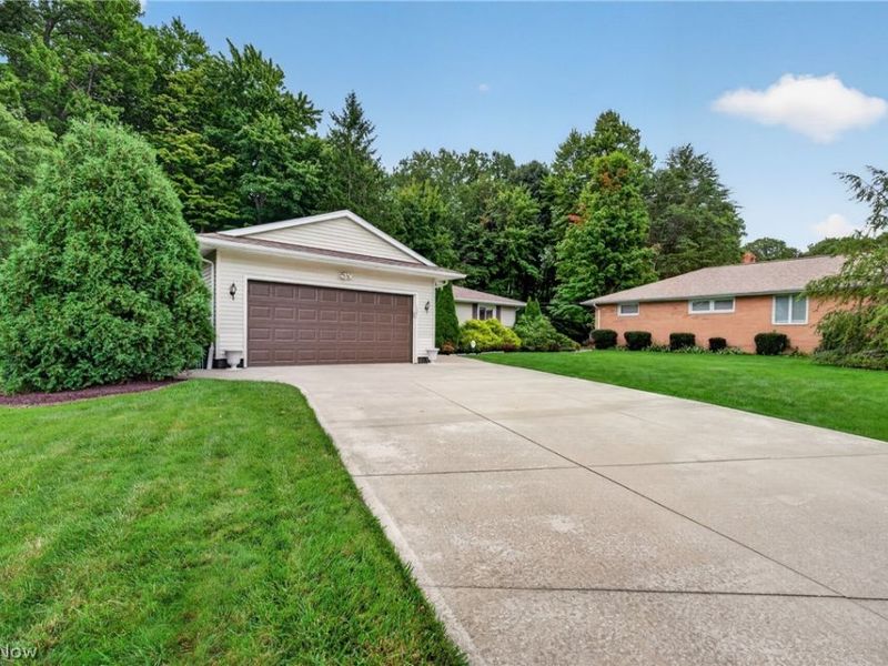 1597 Windsor Circle , Mayfield Heights, OH 44124 Photo 2