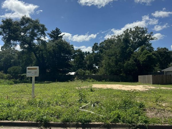 673 W Walnut Avenue, Crestview, FL 32536