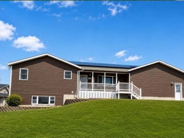 740 W 6th Street, Monticello, IA 52310