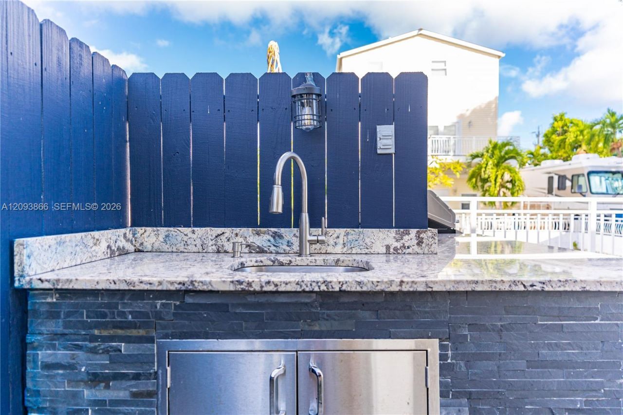 103 W Avenue A, Key Largo, FL 33037 Photo