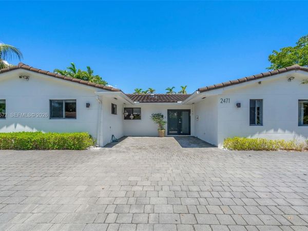 2471 NE 201st St , Miami, FL 33180