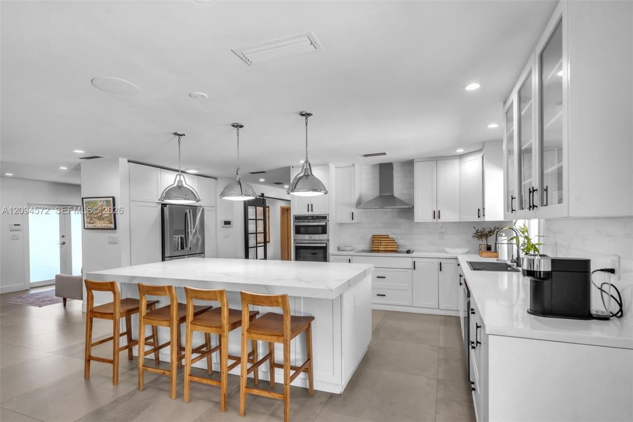 2471 NE 201st St , Miami, FL 33180 Photo