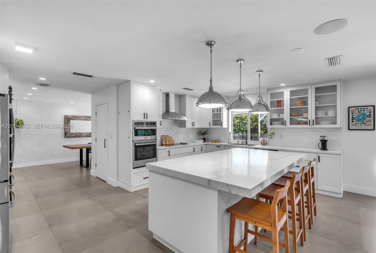 2471 NE 201st St , Miami, FL 33180 Photo