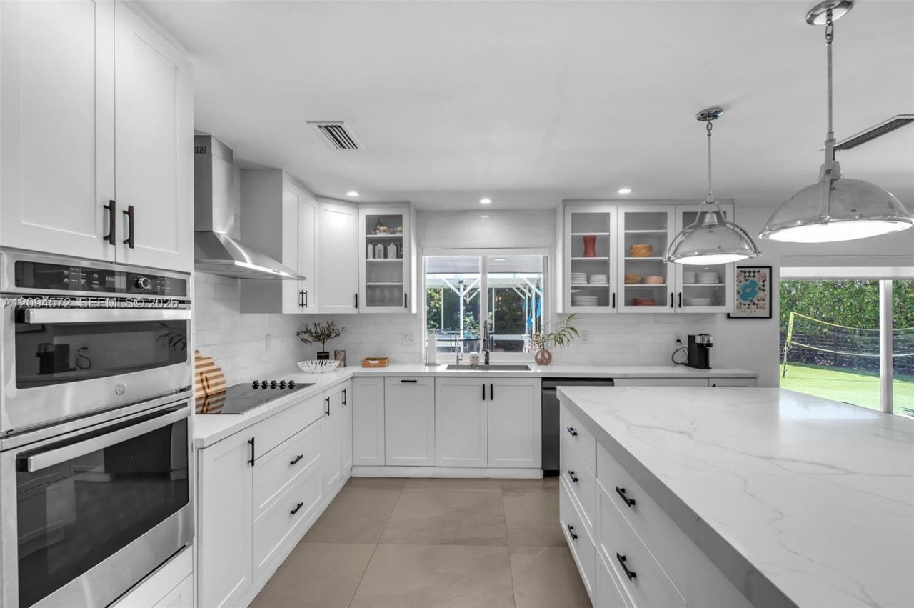 2471 NE 201st St , Miami, FL 33180 Photo