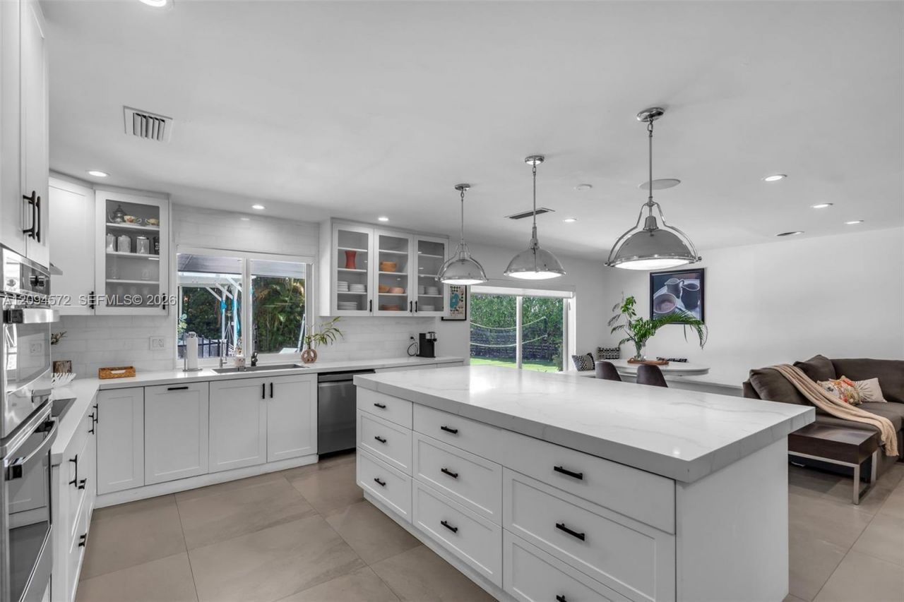 2471 NE 201st St , Miami, FL 33180 Photo