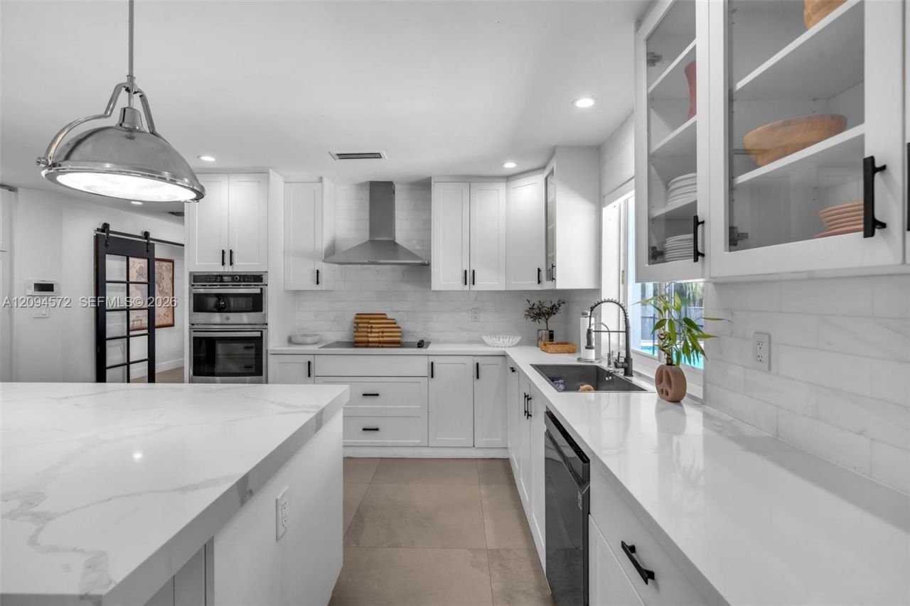 2471 NE 201st St , Miami, FL 33180 Photo